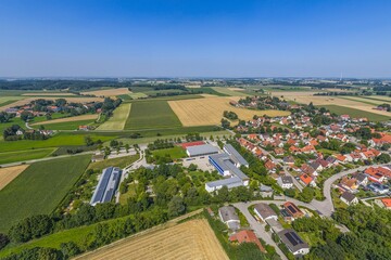 Sommerlicher Ausblick auf Bergkirchen nahe Dachau in der Metropolregion M&uuml;nchen
