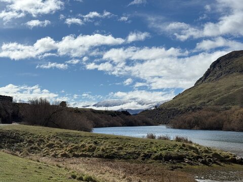 Vista del r&iacute;o en Queenstown con las monta&ntilde;as de fondo