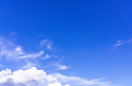 c&eacute;u azul com nuvens