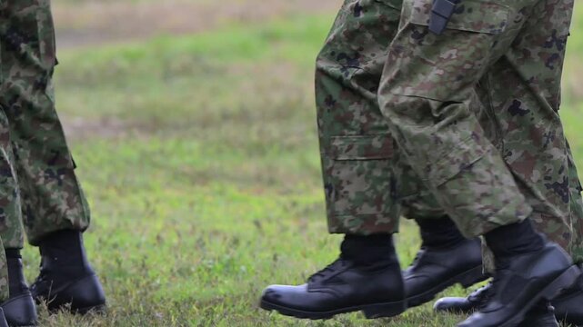 行進する軍人の足元