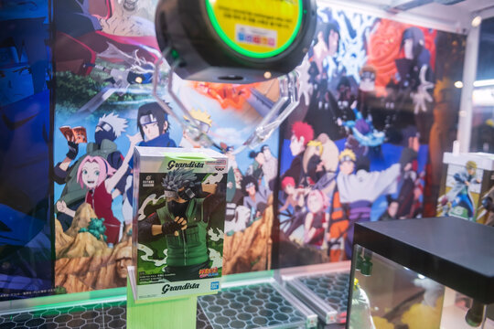 crane toy game machine to pick Kakashi Hatake of Naruto shippuden