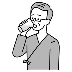 バリウムを飲む検査着の年配の男性