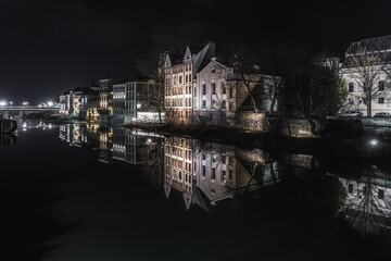 Nocna panorama Opolskiej Wenecji z oświetlonymi fasadami kamienic odbijającymi się w tafli Kanału Młynówka w Opolu. © Henryk Niestrój