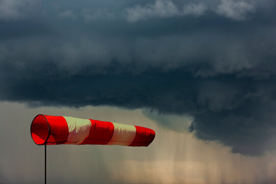 Windfahne auf Sturmm vor dunklen Sturmwolken