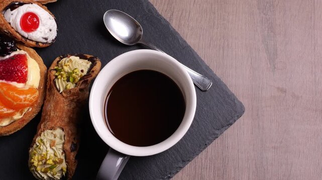 Tagliere in ardesia, con paste e tazza di caff&egrave; per colazione, spazio per testo