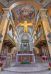 Obraz premium NOVARA, ITALY - JANUARY 15, 2026: The nave of the church Cattedrale di Santa Maria Assunta
