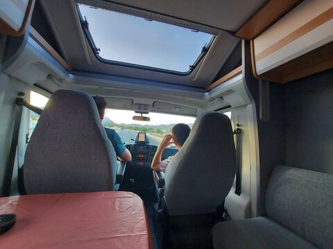 Padre e hijo de viaje de aventuras en autocaravana 