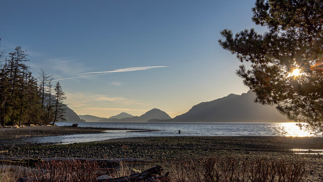 Oliver Landing : A calm riverside townhouse community enclave in Squamish