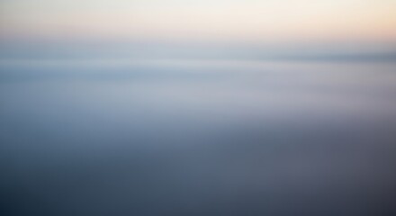 Obraz premium Blurry seascape with a hazy sky and water