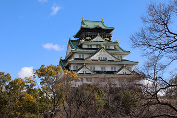 Naklejka premium Osaka Castle, Japan – Historic Japanese Landmark with Traditional Architecture and Blue Sky