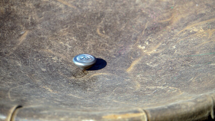 対戦用の土俵の中で回り続けるベーゴマ