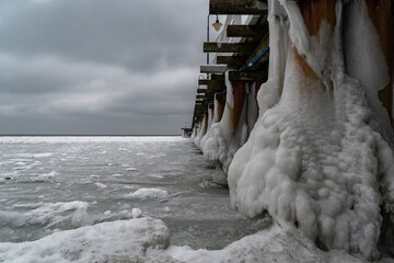 zamarznięte molo na Bałtyku © Mateusz