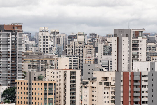 Dense skyline of S&atilde;o Paulo filled with high-rise residential and commercial buildings, showing the scale and urban intensity of one of the world&rsquo;s largest cities.