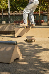 patinador patinando en un parque de patinaje de madera