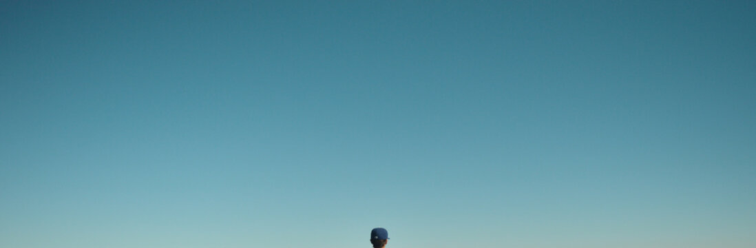 panoramica del cielo azul y la cabeza de un hombre
