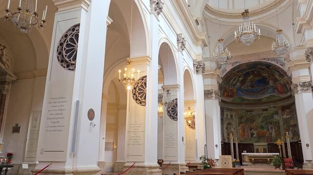 The interior of the Spoleto Cathedral enchants with the wonderful frescoes by Filippo Lippi, the Cosmatesque floors, and the Baroque style that covers the original Romanesque structure