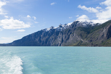 Obraz premium Navigation on Argentino lake, Patagonia landscape, Argentina