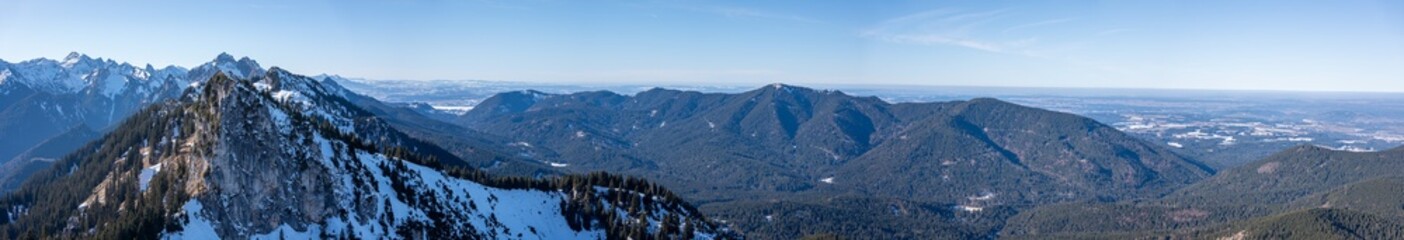 Winterpanorama vom Teufeslst&auml;ttkopf &uuml;ber das Laubeneck zur Hochplatte und ins Alpenvorland