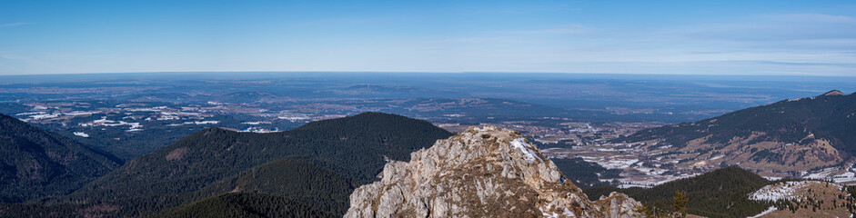 Winterpanorama bei wenig Schnee - bayrisches Alpenvorland vom Teufelstättkopf