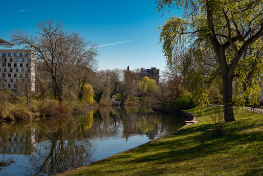 Wie eine Festung liegt das fr&uuml;hlingshafte Charlottenburger Tor am s&uuml;d&ouml;stlichen Ende des Einsteinufers in Berlin-Charlottenburg