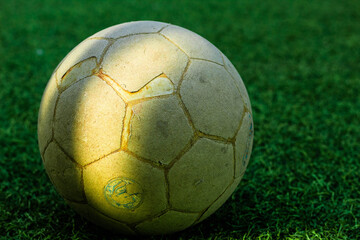balón de fútbol, pelota de cuero, balón desgastado, esférico, equipamiento deportivo. © DiegoArturo