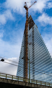 La tour Triangle, gratte-ciel en construction au parc des expositions de la porte de Versailles, et au premier plan, le p&eacute;riph&eacute;rique, Paris, France