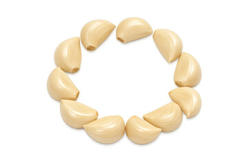 Obraz premium Peeled garlic cloves arranged in a circle, offering a frame for text or graphics, ideal for culinary themes. Transparent background