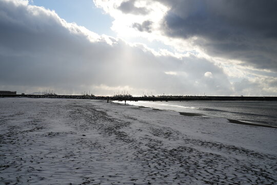 Snow-covered beach (Chigasaki, Japan)