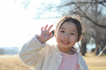 冬の公園遊ぶ女の子