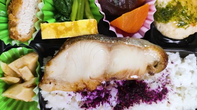 和風弁当のクローズアップ　回転