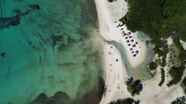 Vista a&eacute;rea de playa tropical y costa caribe&ntilde;a en la Riviera Maya M&eacute;xico drone de Playa del Carmen y el mar Caribe mar turquesa