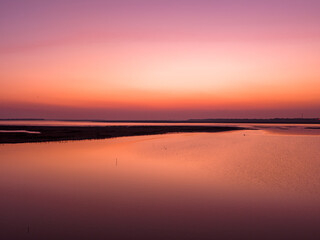 Obraz premium Sunset over the lake, beautiful evening glow
