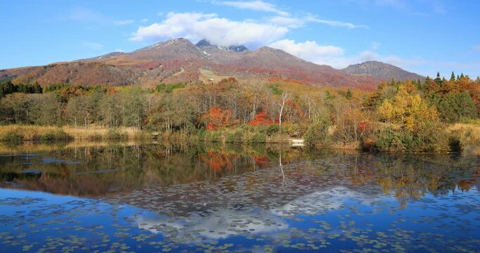 いもり池の紅葉と妙高山　新潟県
