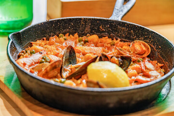 スキレットで提供される熱々のパエリア