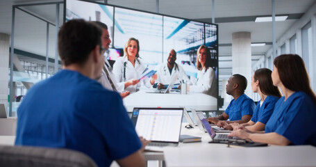 Naklejka premium Medical Professionals Attending Webinar On Projector Screen
