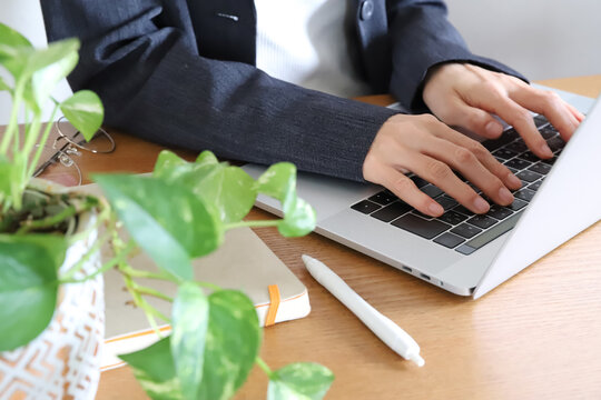 パソコンを使う女性の手元　ビジネス