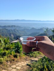 Obraz premium Enjoying Morning Tea with a Stunning View of Sea of Clouds in the Mountains