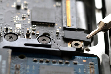 パソコンやスマートフォンに使われる六角や三角の頭の特殊なネジ