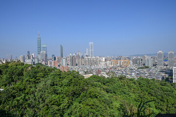 Fototapeta premium Landscape View Of Taipei City On Four Beasts Hiking Trail From Songshan Fengtian Temple (Elephant, Tiger, Leopard, Lion, Sishou Mountain Trail), Taipei, Taiwan