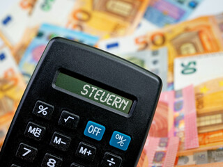 Taschenrechner mit der Inschrift "Steuern" im Display © M. Schuppich