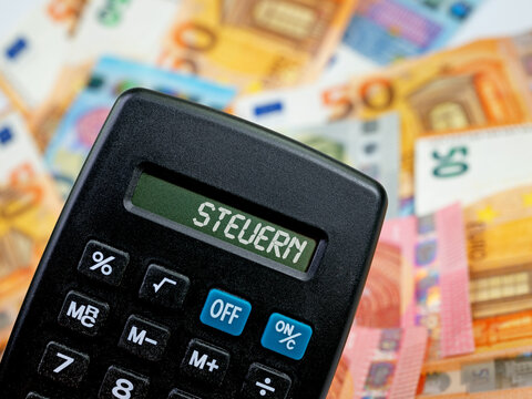 Taschenrechner mit der Inschrift "Steuern" im Display