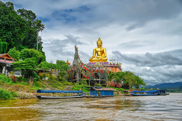 Goldene Buddhastatue in  Sop Ruak, Thailand, am  " Goldenen Dreieck"