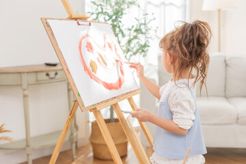 Kid paint an art on the canvas