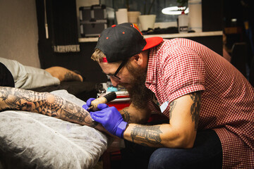 Tattoo artist makes a tattoo