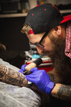 Tattoo artist makes a tattoo