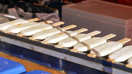 屋台の直火で炙られている郷土料理の五平餅