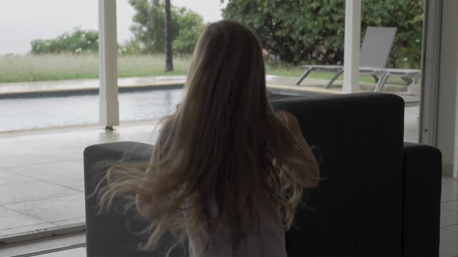 petite fille au cheveux long dansant