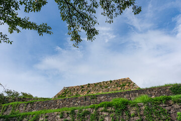 市の中心部に石垣だけが残る米子城址