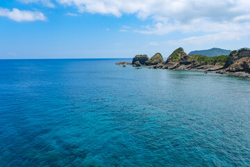 甑大橋から見る甑島の荒々しい海岸線と東シナ海