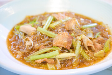 豚肉とセロリと春雨を煮込んだ中華スープ